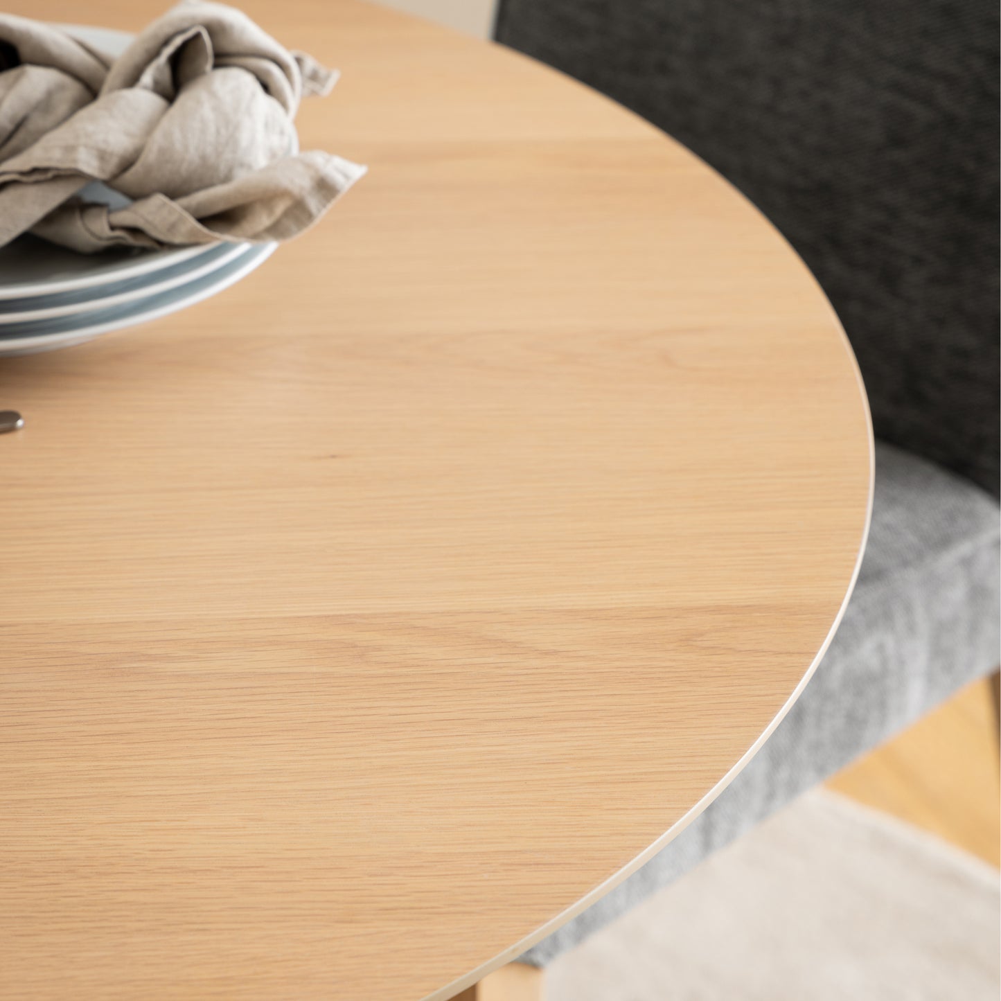I_Duncan Round Dining Table in White Oak 105x75cm
