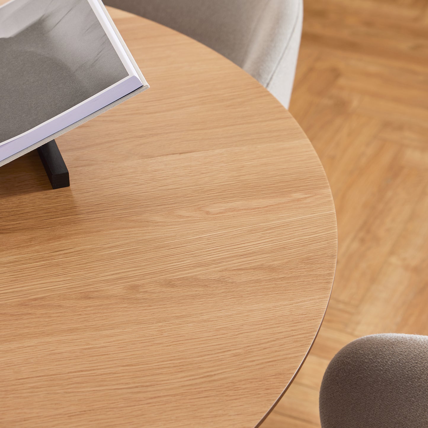 Round Dining Set – Soli Oak & Black Dining Table with 4 Beige Darlene Swivel Chairs